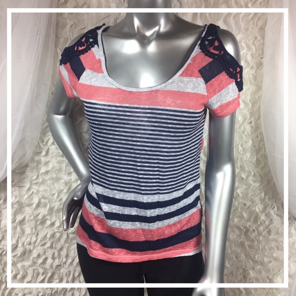 Almost Famous Tops - 🎀SALE🎀 ALMOST FAMOUS | Cold Shoulder Top